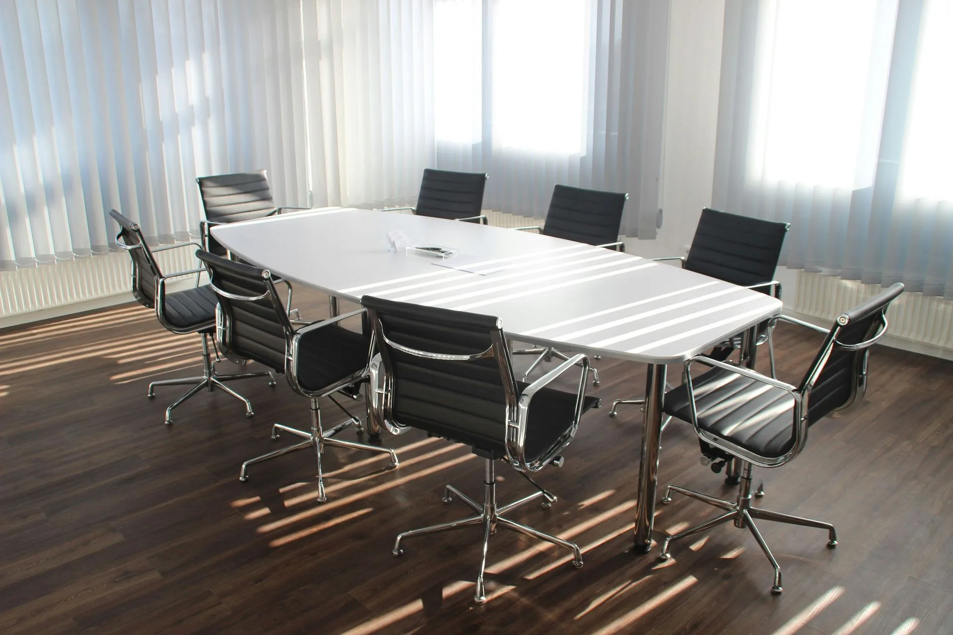 To personer i samtale over et bord